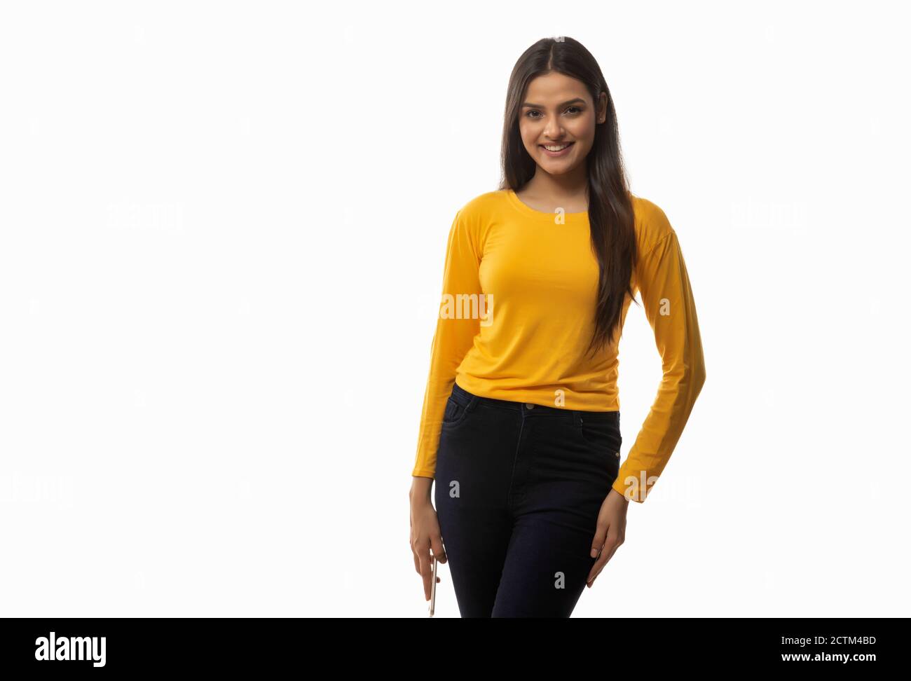 Belle femme souriant avec un mobile dans sa main Banque D'Images