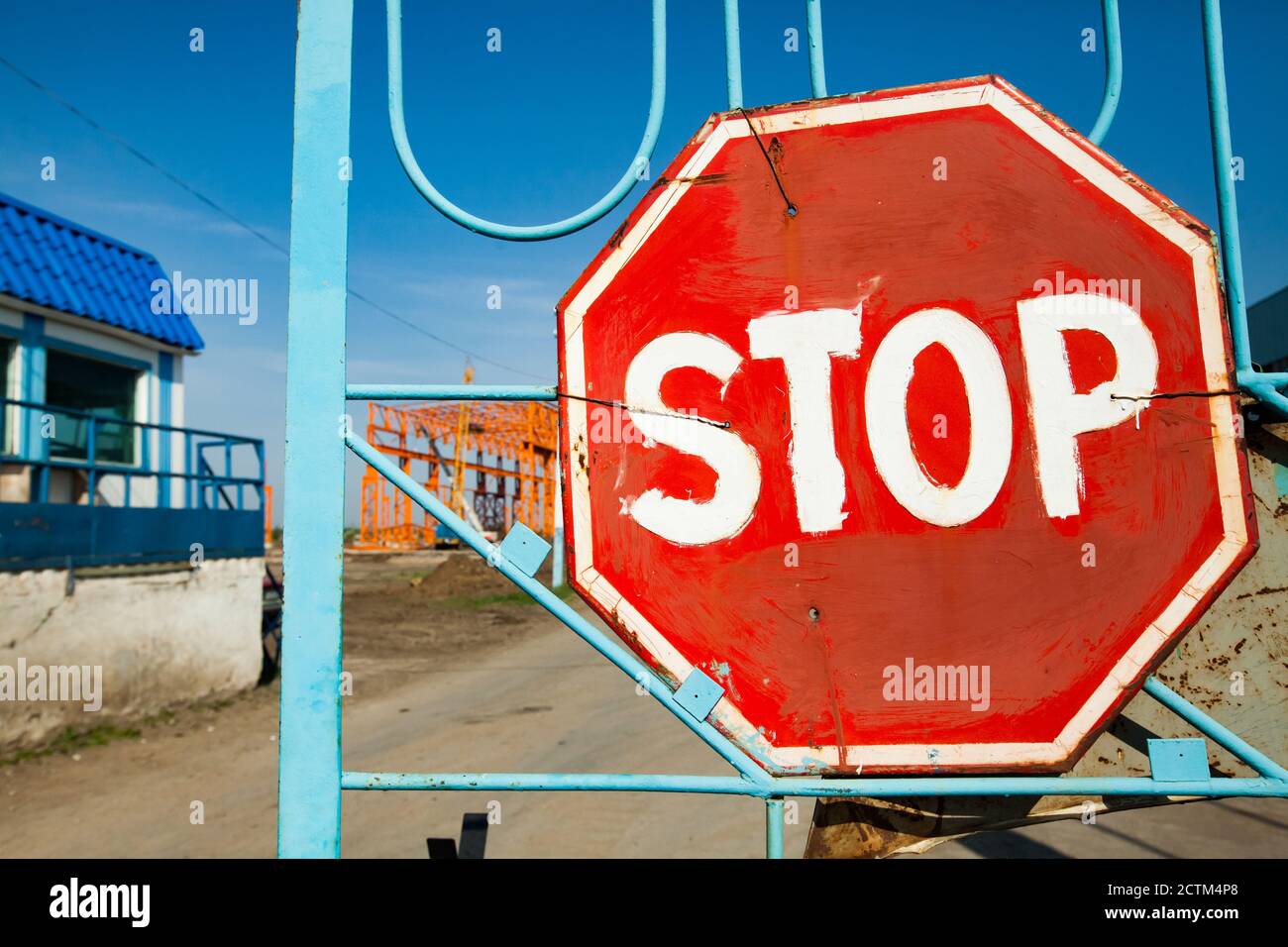 Un panneau de signalisation rouge vintage fait à la main « STOP ». Territoire de l'usine au Kazakhstan. Banque D'Images