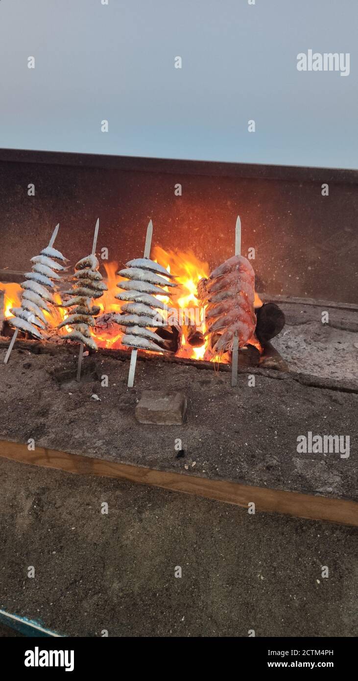 Espeto de sarfinas a la brasa en la playa de Málaga Banque D'Images