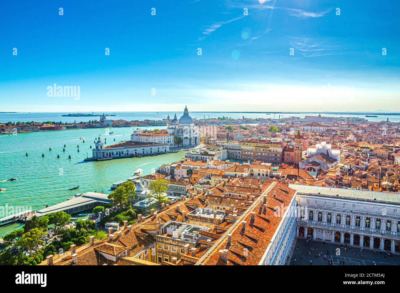 Vue aérienne du centre-ville historique de Venise, église catholique Santa Maria della Salute sur Punta della Dogana entre le Grand Canal et le Canal Giudecca, région de Vénétie, Italie. Paysage urbain de Venise. Banque D'Images