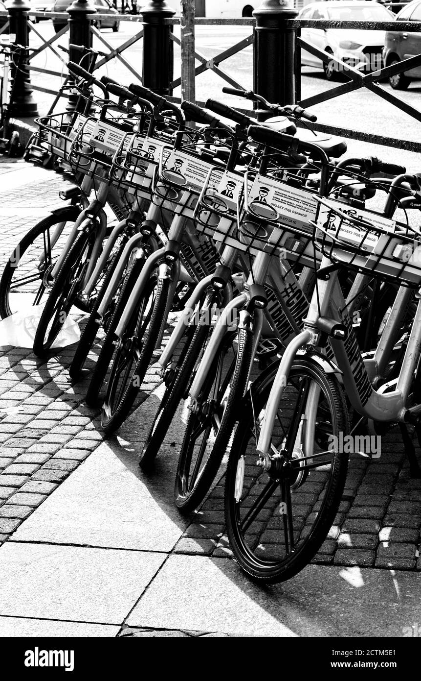 Vélo concept noir et blanc « vélo intelligent » avec paniers pour louer l'orientation verticale Banque D'Images