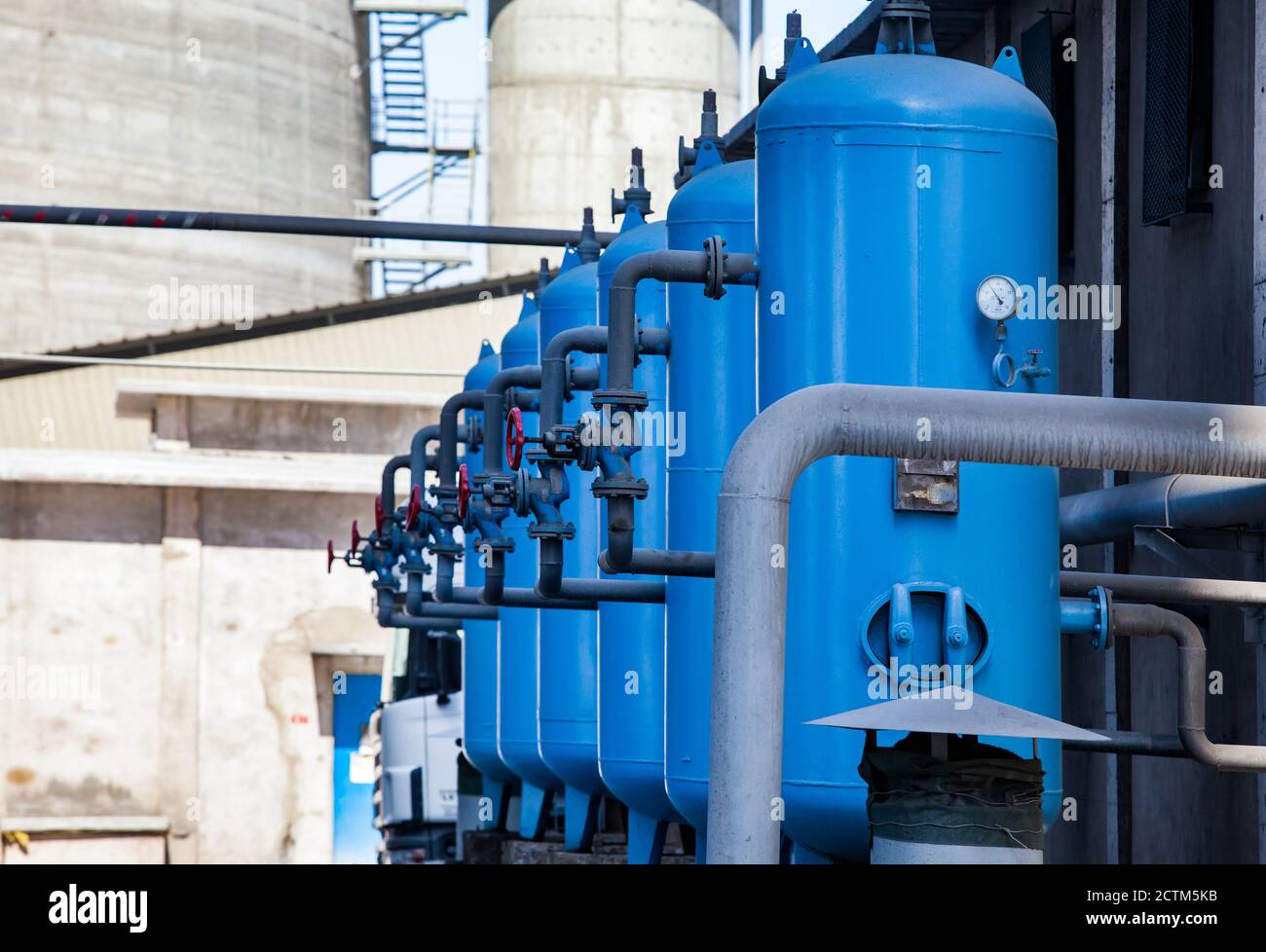 Mynaral/Kazakhstan - avril 23 2012 : usine de ciment Jambyl. Station de purification d'eau. Réservoirs de stockage d'eau bleus avec vannes et tuyaux. Banque D'Images