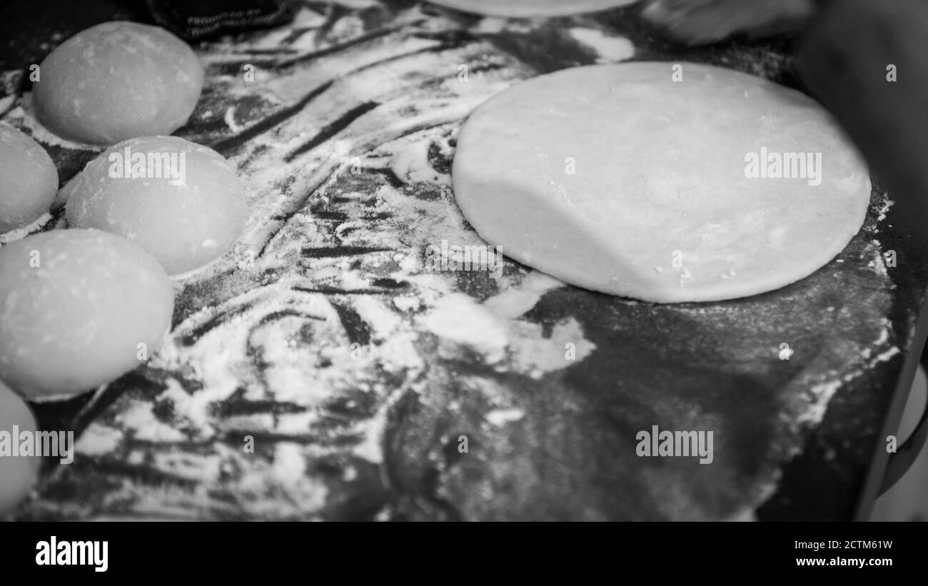 Vue rapprochée isolée de la préparation de pain Pita en noir et Blanc- Israël Banque D'Images