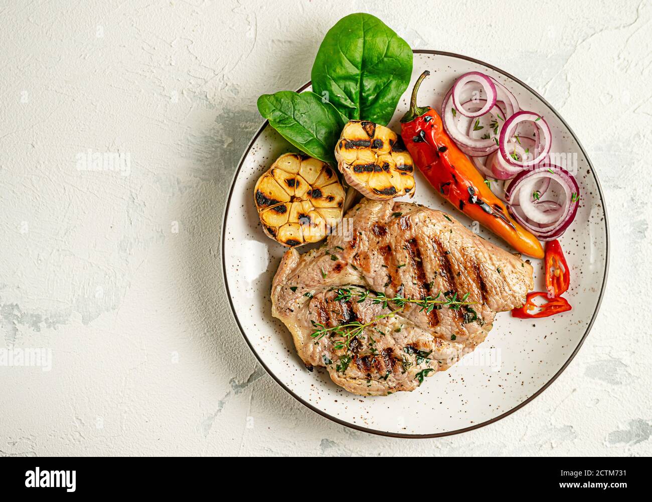 Assiette de steak de porc grillé avec légumes sur fond de béton. Concept de  régime cétogène. Surcharge, espace de copie Photo Stock - Alamy