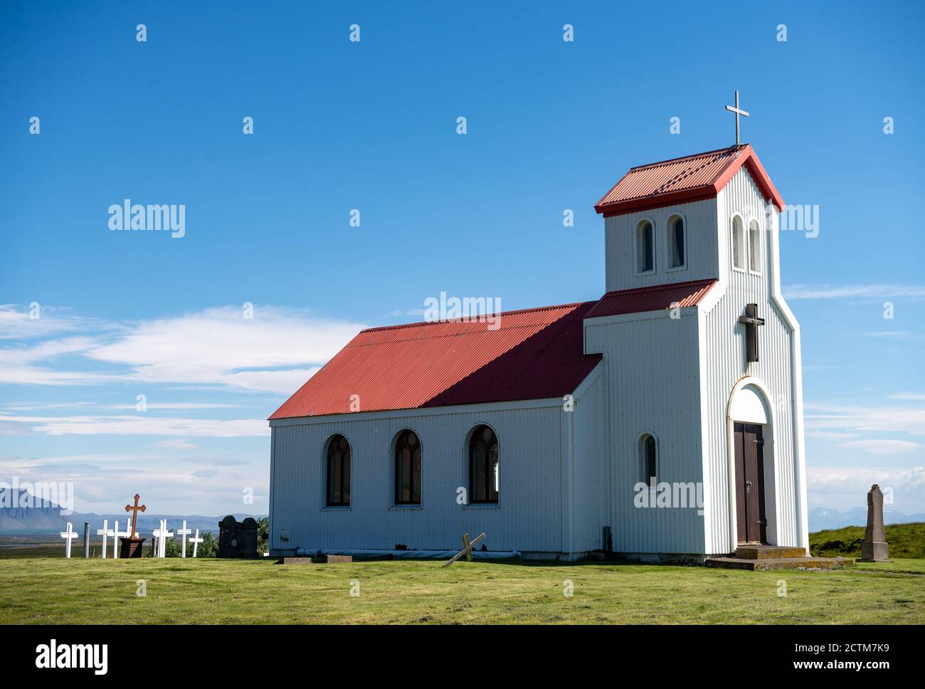 Église islandaise rurale typique sous un ciel bleu d'été Banque D'Images