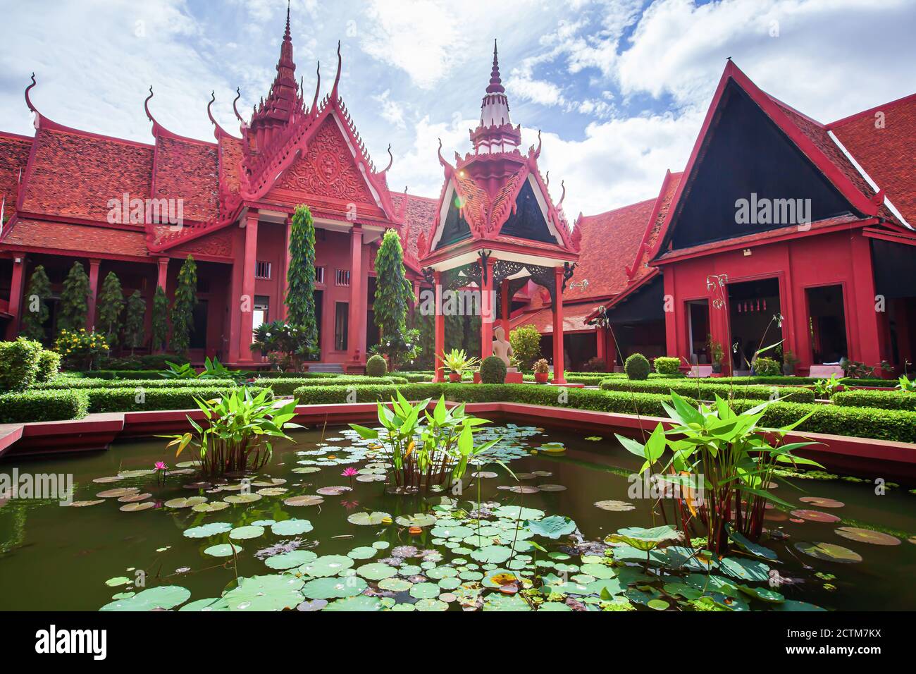 Cour pittoresque et extérieur du Musée national du Cambodge, étang tropical avec nénuphars sont en fleur. Phnom Penh, Cambodge. Banque D'Images