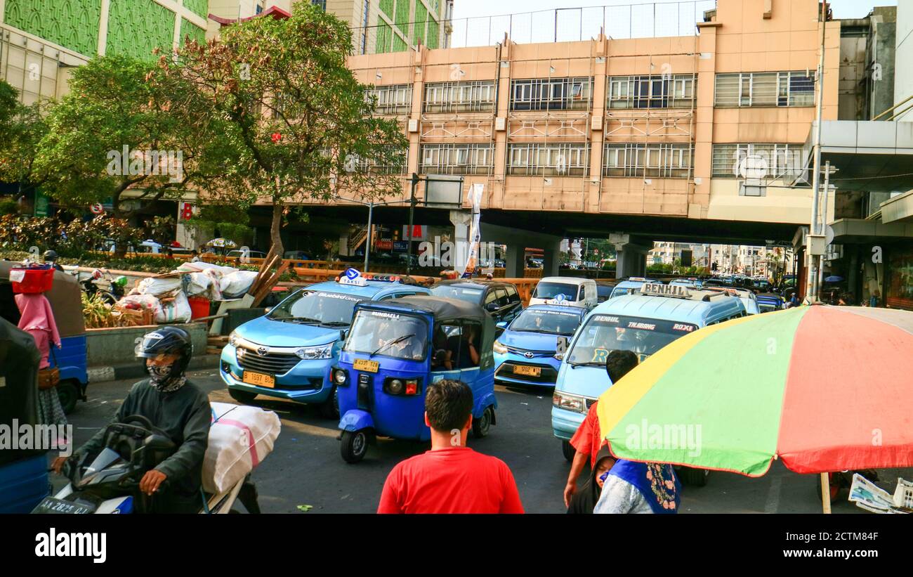 Jakarta, Indonésie - 11 octobre 2019 : vue du trafic en face de Pasar Tanah Abang (marché de Tanah Abang) Banque D'Images