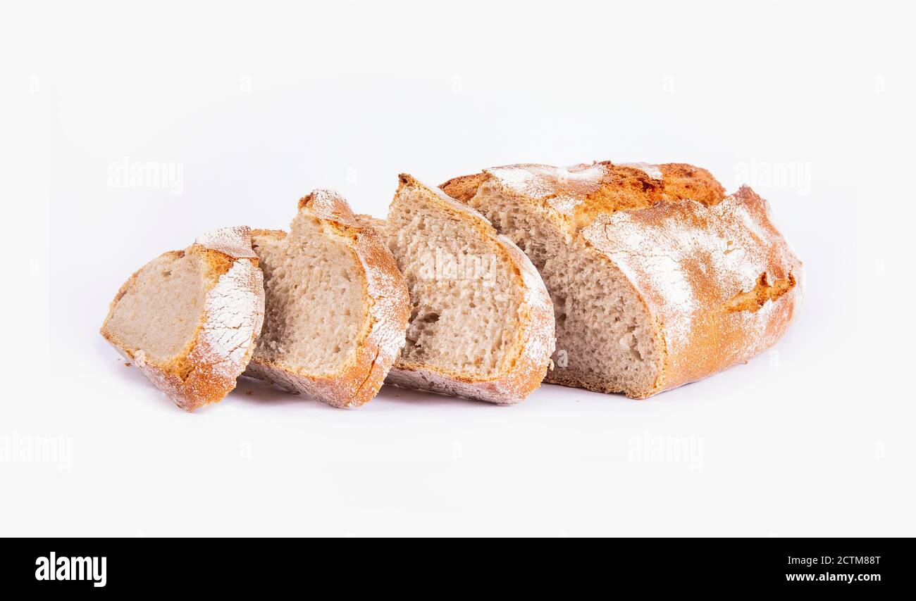 Tranches de pain isolées sur fond blanc. Pain rustique croquant, savoureux et naturel. Banque D'Images