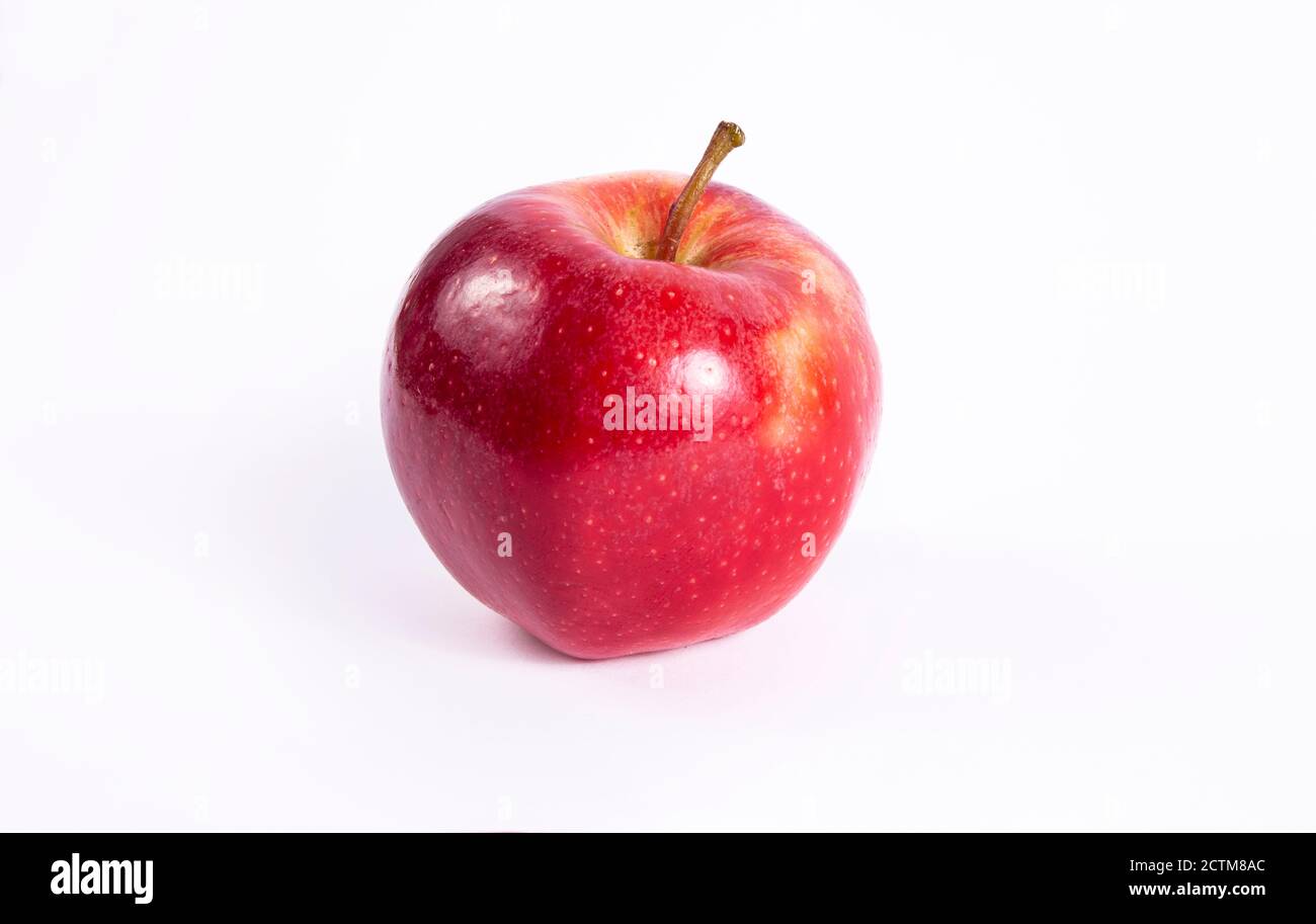 Pomme fraîche biologique . Isolé sur fond blanc pomme rouge. Fruits savoureux rouges juteux. Banque D'Images
