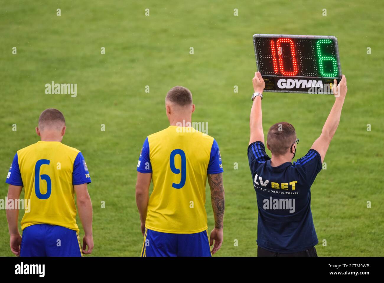 POLKOWICE, POLOGNE - 23 AOÛT 2020 : match de football 1/32 coupe polonaise entre Gornik Polkowice et Arka Gdynia 0:5. L'arbitre affiche une double substitution dans AR Banque D'Images