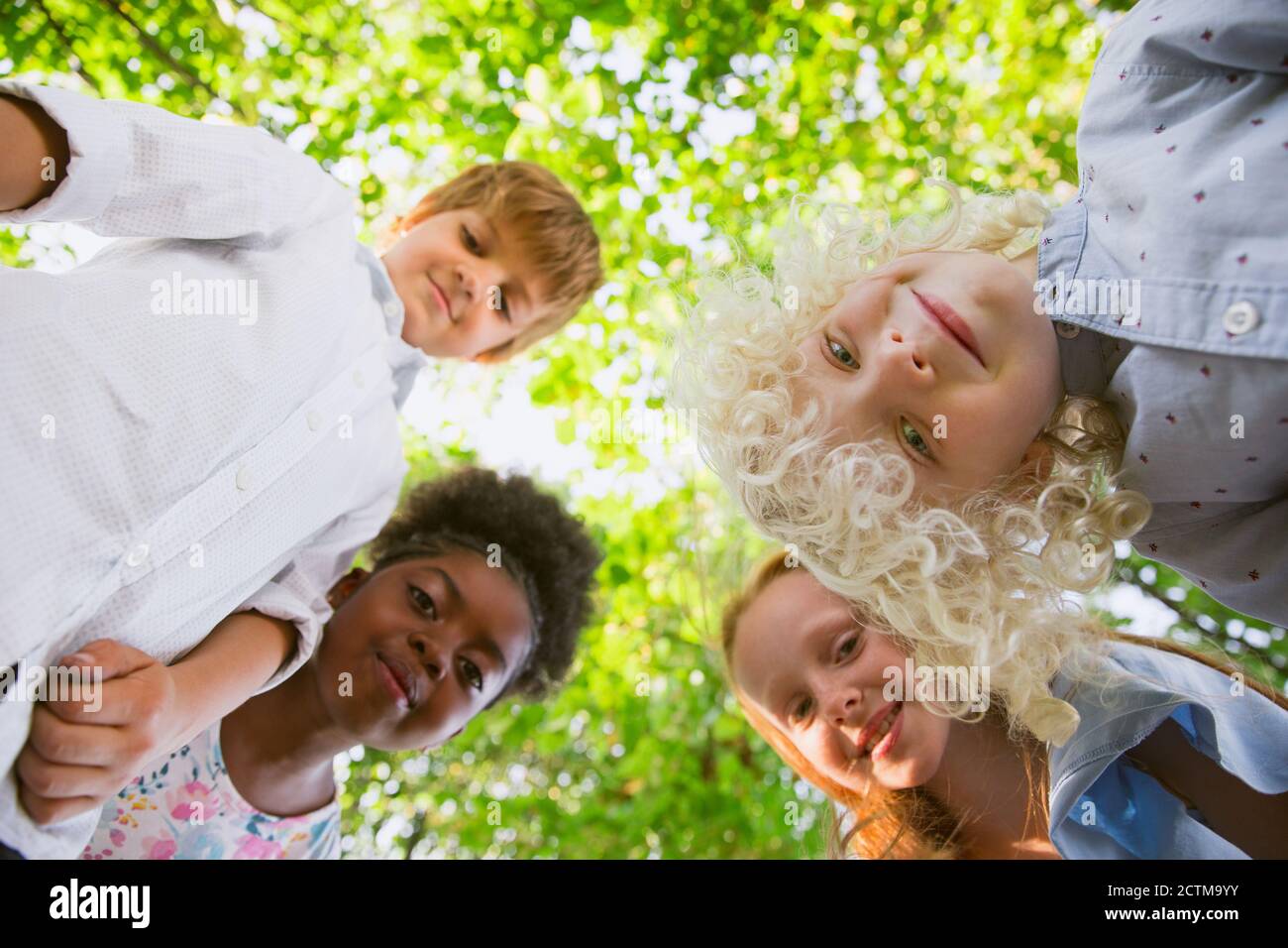 Équipe de rêve. Groupe interracial d'enfants, de filles et de garçons jouant ensemble au parc en été. L'amitié n'a pas de race. Concept de bonheur, d'enfance, d'éducation, de diversité. Soyez heureux et sincère. Banque D'Images