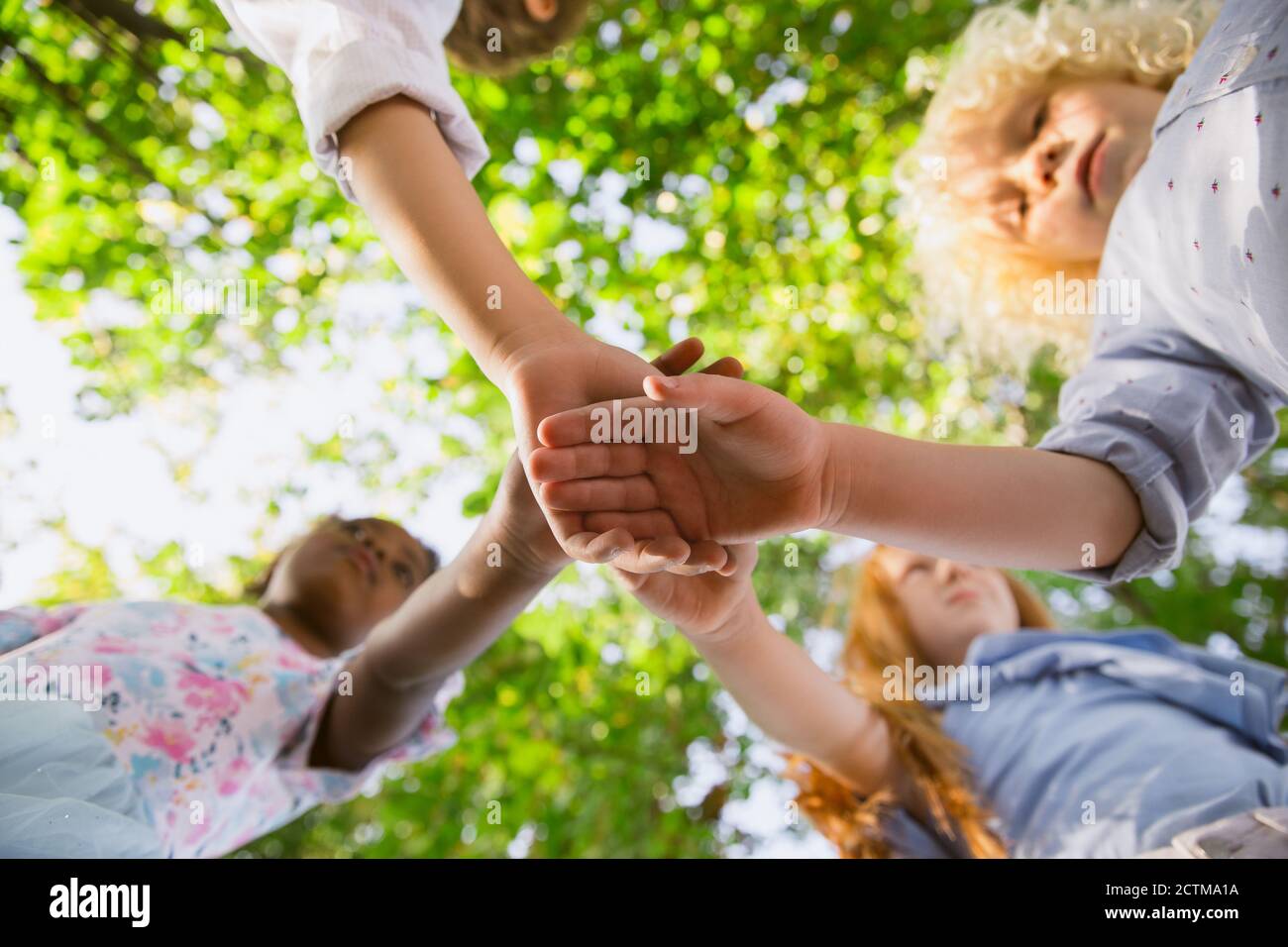 Équipe de rêve. Groupe interracial d'enfants, de filles et de garçons jouant ensemble au parc en été. L'amitié n'a pas de race. Concept de bonheur, d'enfance, d'éducation, de diversité. Soyez heureux et sincère. Banque D'Images