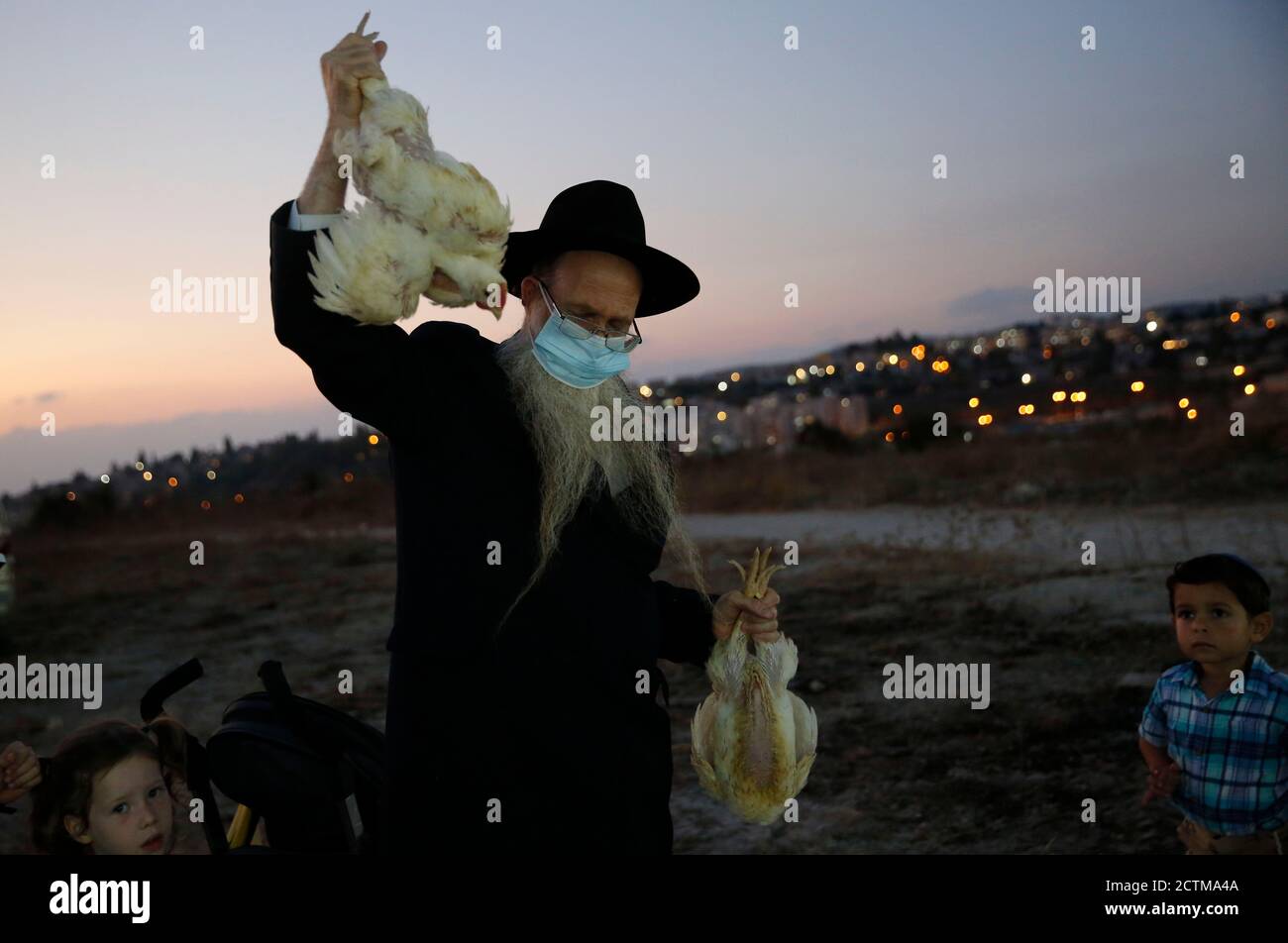 Beit Shemesh, jour juif des Expiations. 23 septembre 2020. Les Juifs ultra-orthodoxes exécutent le rituel de Kaparot, où les poulets blancs sont abattus comme un geste symbolique d'expiation devant Yom Kippour, le jour juif d'expiation, dans la ville israélienne centrale de Beit Shemesh le 23 septembre 2020. Credit: Gil Cohen Magen/Xinhua/Alay Live News Banque D'Images