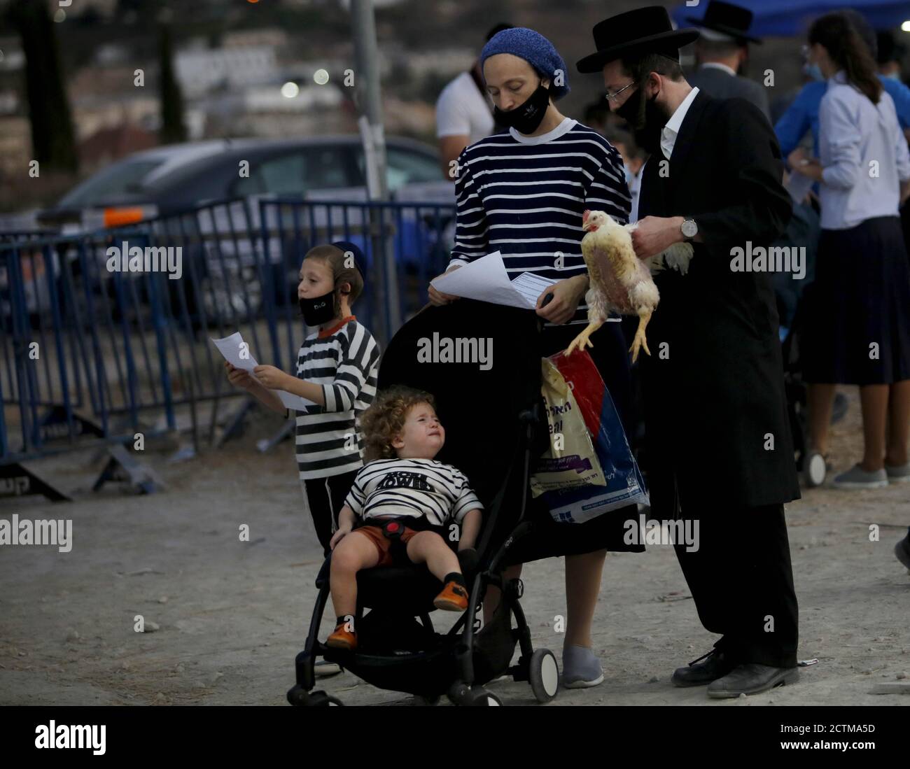 Beit Shemesh, jour juif des Expiations. 23 septembre 2020. Les Juifs ultra-orthodoxes exécutent le rituel de Kaparot, où les poulets blancs sont abattus comme un geste symbolique d'expiation devant Yom Kippour, le jour juif d'expiation, dans la ville israélienne centrale de Beit Shemesh le 23 septembre 2020. Credit: Gil Cohen Magen/Xinhua/Alay Live News Banque D'Images