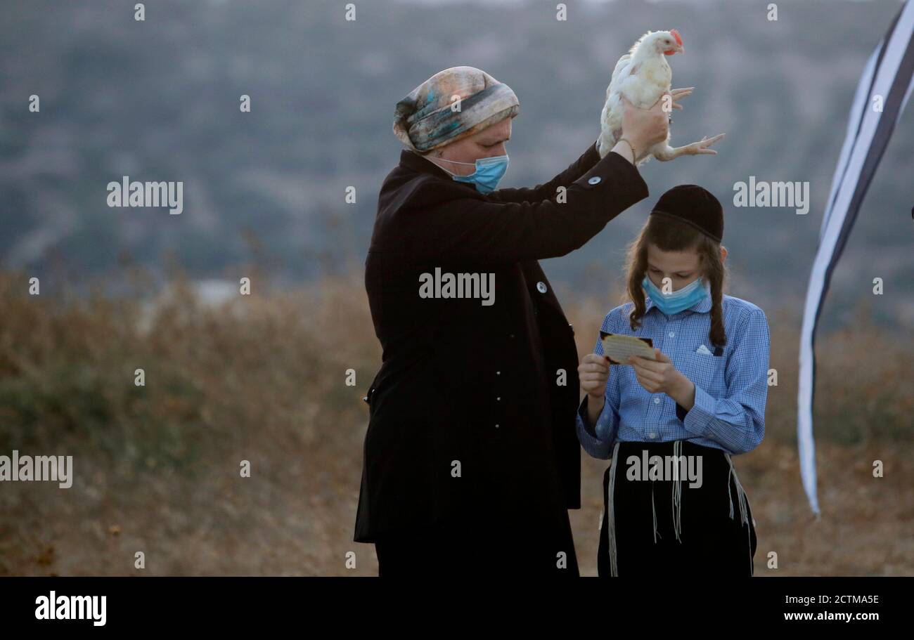 Beit Shemesh, jour juif des Expiations. 23 septembre 2020. Les Juifs ultra-orthodoxes exécutent le rituel de Kaparot, où les poulets blancs sont abattus comme un geste symbolique d'expiation devant Yom Kippour, le jour juif d'expiation, dans la ville israélienne centrale de Beit Shemesh le 23 septembre 2020. Credit: Gil Cohen Magen/Xinhua/Alay Live News Banque D'Images