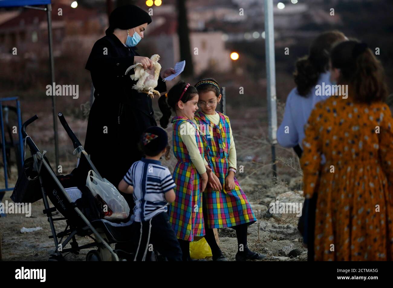 Beit Shemesh, jour juif des Expiations. 23 septembre 2020. Les Juifs ultra-orthodoxes exécutent le rituel de Kaparot, où les poulets blancs sont abattus comme un geste symbolique d'expiation devant Yom Kippour, le jour juif d'expiation, dans la ville israélienne centrale de Beit Shemesh le 23 septembre 2020. Credit: Gil Cohen Magen/Xinhua/Alay Live News Banque D'Images