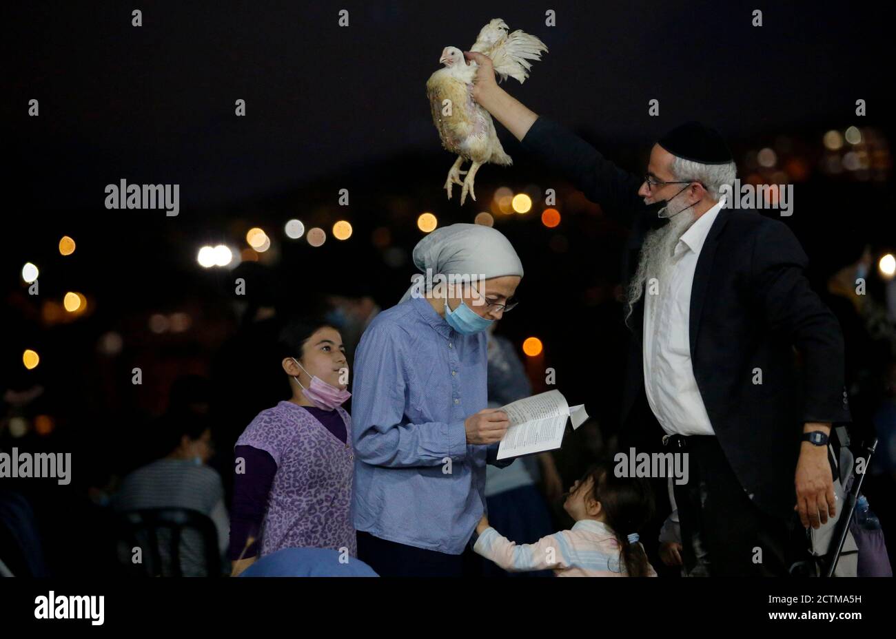 Beit Shemesh, jour juif des Expiations. 23 septembre 2020. Les Juifs ultra-orthodoxes exécutent le rituel de Kaparot, où les poulets blancs sont abattus comme un geste symbolique d'expiation devant Yom Kippour, le jour juif d'expiation, dans la ville israélienne centrale de Beit Shemesh le 23 septembre 2020. Credit: Gil Cohen Magen/Xinhua/Alay Live News Banque D'Images