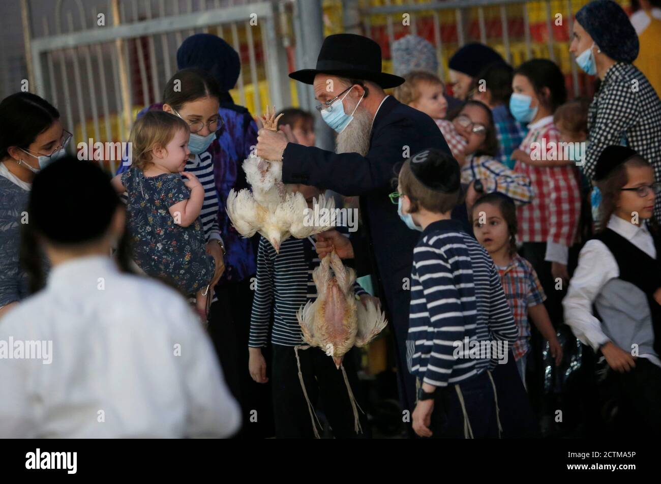 Beit Shemesh, jour juif des Expiations. 23 septembre 2020. Les Juifs ultra-orthodoxes exécutent le rituel de Kaparot, où les poulets blancs sont abattus comme un geste symbolique d'expiation devant Yom Kippour, le jour juif d'expiation, dans la ville israélienne centrale de Beit Shemesh le 23 septembre 2020. Credit: Gil Cohen Magen/Xinhua/Alay Live News Banque D'Images