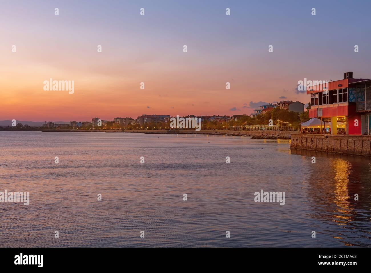 Pomorie, Bulgarie coucher de soleil vue sur la mer avec maisons de promenade dans la ville et station balnéaire sur la mer Noire Banque D'Images