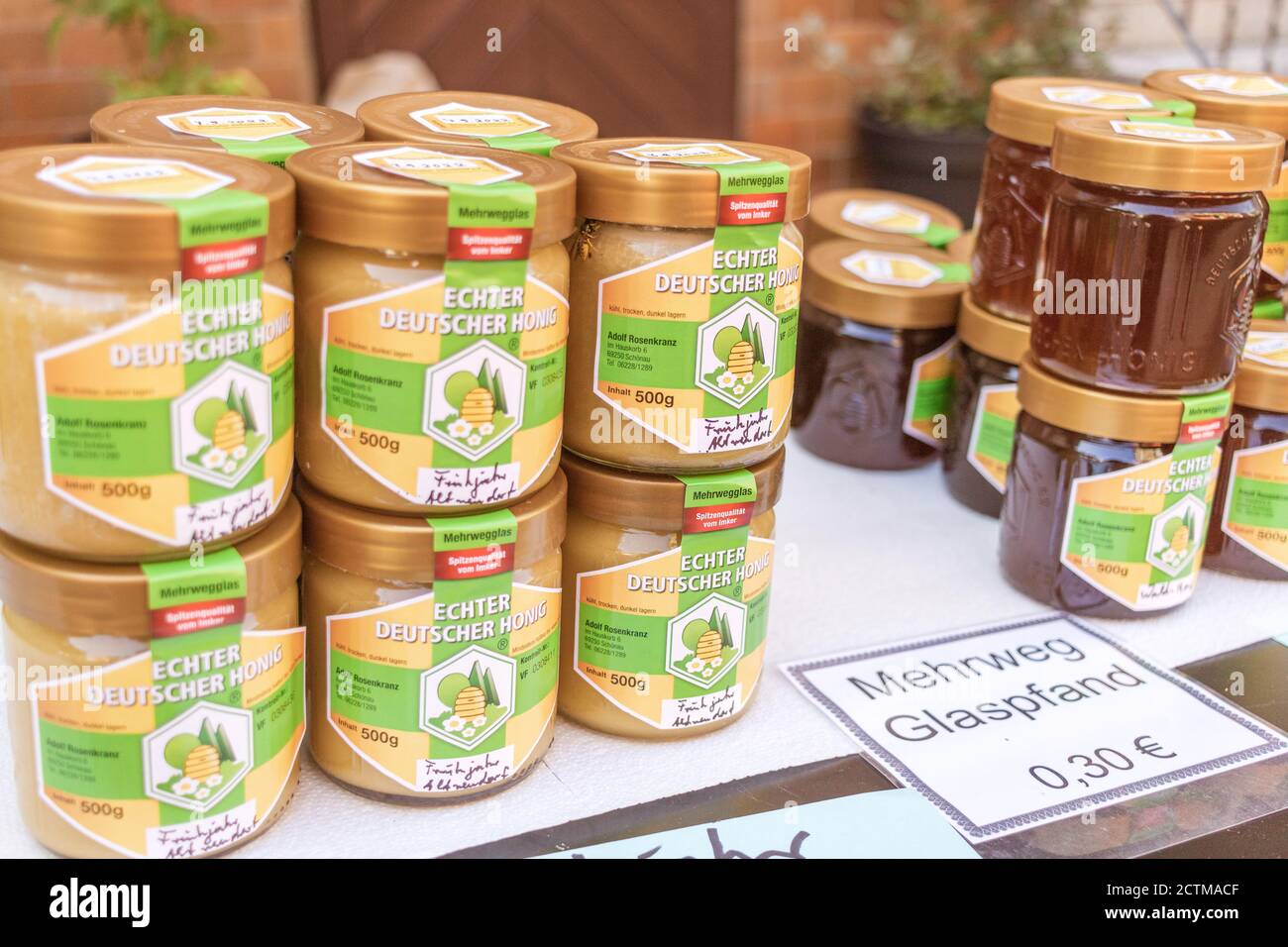 Neckargemuend, Allemagne: 20 septembre 2020: Différents bocaux de miel sur un marché saisonnier régional en automne avec des produits locaux, appelé 'Herbstmarkt' Banque D'Images