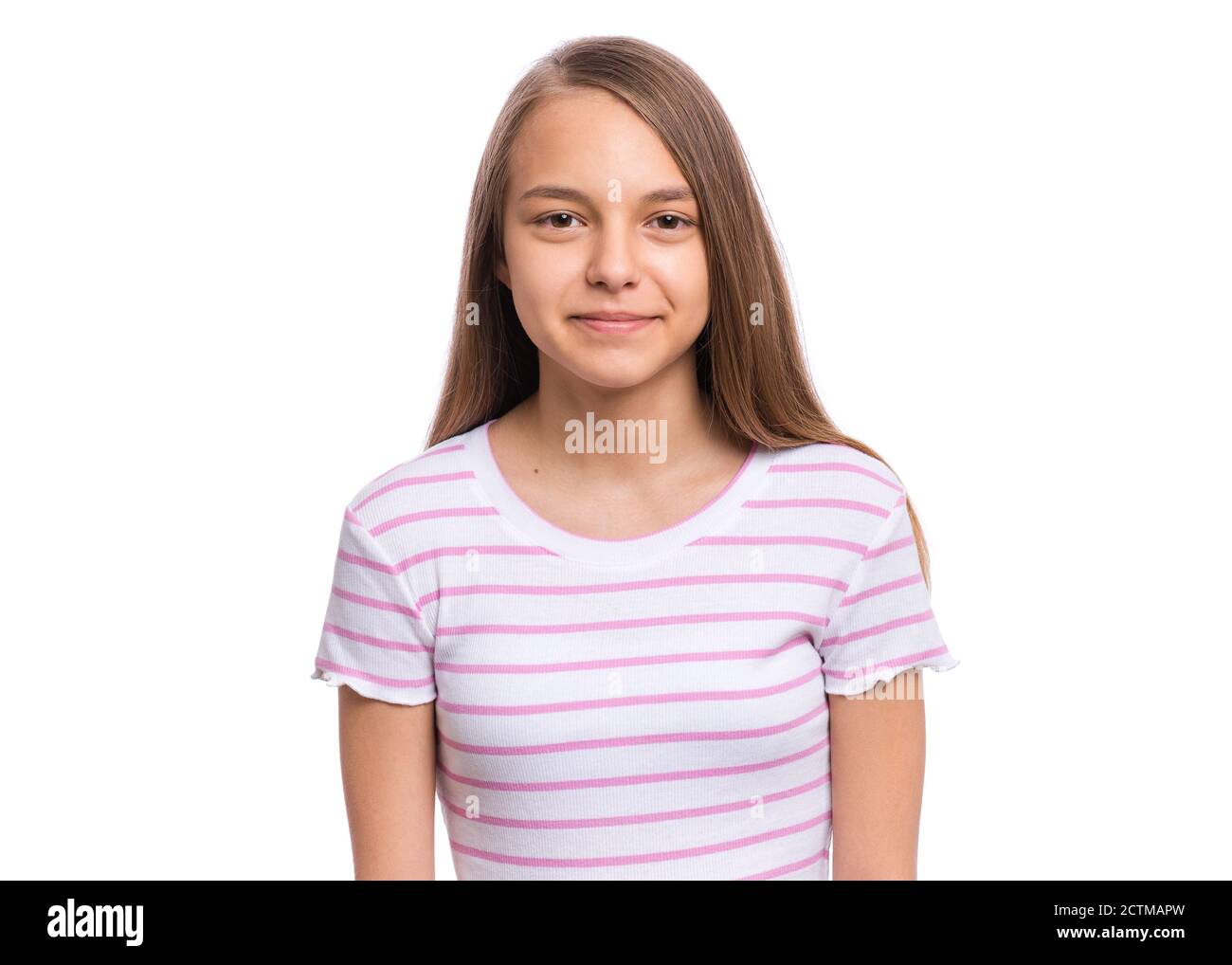 Belle jeune fille souriant et regardant l'appareil photo. Portrait de jeune enfant assez drôle, isolé sur fond blanc. Jeune adolescent heureux en studio. Banque D'Images