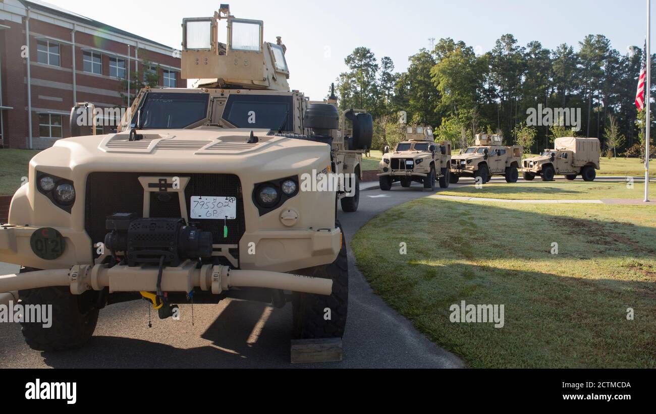 Les Marines des États-Unis et le Marine corps Security Force Regiment (MCSFR) mettent en scène les véhicules tactiques de feu interarmées (JLTV) avant la démonstration des JLTV le 22 septembre 2020, à la base d'armes navales de Yorktown, en Virginie. Le JLTV dispose de plusieurs caractéristiques de sécurité, dont une coque de conception avancée conçue pour optimiser la capacité de survie contre une gamme complète de menaces balistiques et de souffle, ainsi que des sièges, des dispositifs de retenue protégés contre les explosions, Et arrimage pour minimiser l'impact de l'équipage en cas d'événements indésirables, le JLTV est mis sur le terrain en remplacement des véhicules à roues polyvalents à haute mobilité actuellement utilisés au MCSFR. (É.-U. Marin Banque D'Images