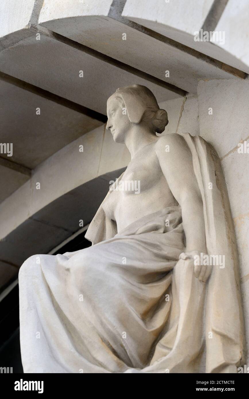 Londres, Angleterre, Royaume-Uni. Statue sur la façade du Barreau au 113, chemin de la chancellerie. Détail: Figure allégorique représentant la liberté (Charles James .... Banque D'Images
