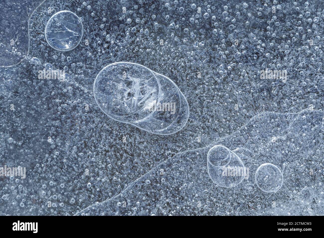 Macro gros plan de glace sur un lac gelé en hiver, vue d'en haut. Arrière-plan abstrait plein cadre texturé. Espace de copie, vue de dessus. Banque D'Images