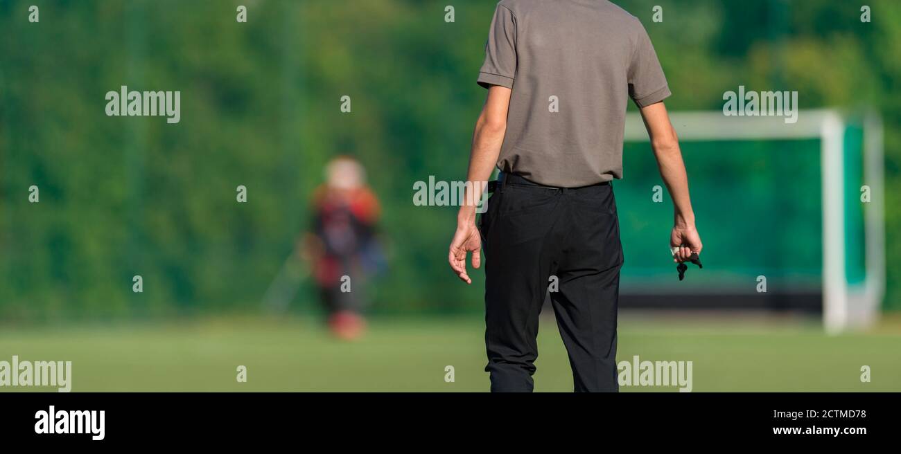 L'arbitre se place à l'action sur le terrain. Concept de sport d'équipe Banque D'Images