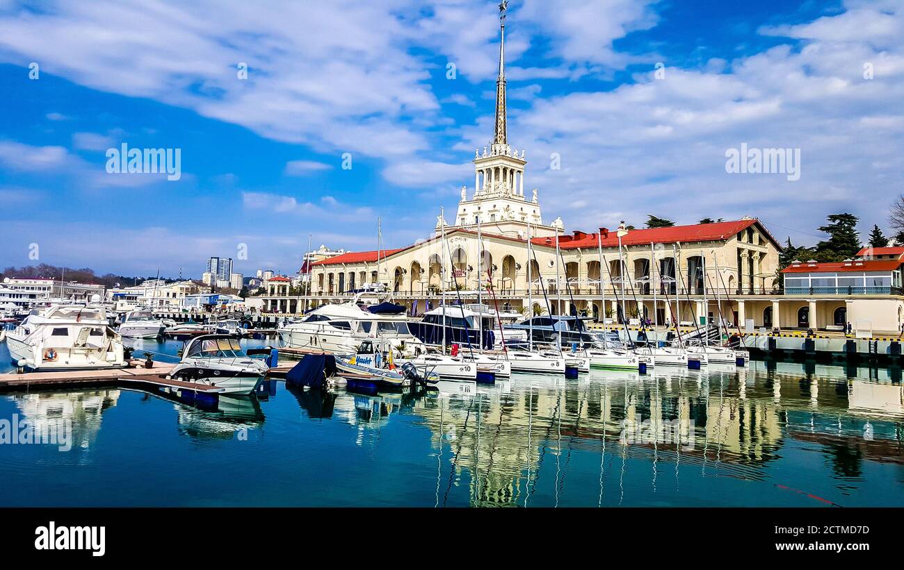 Yachts dans le port de Sotchi. Russie Banque D'Images