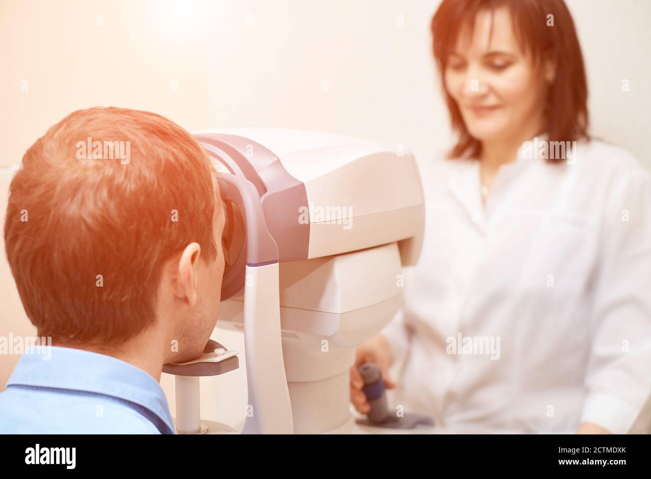 ophtalmologiste médecin en laboratoire d'opticien d'examen avec un patient mâle Banque D'Images