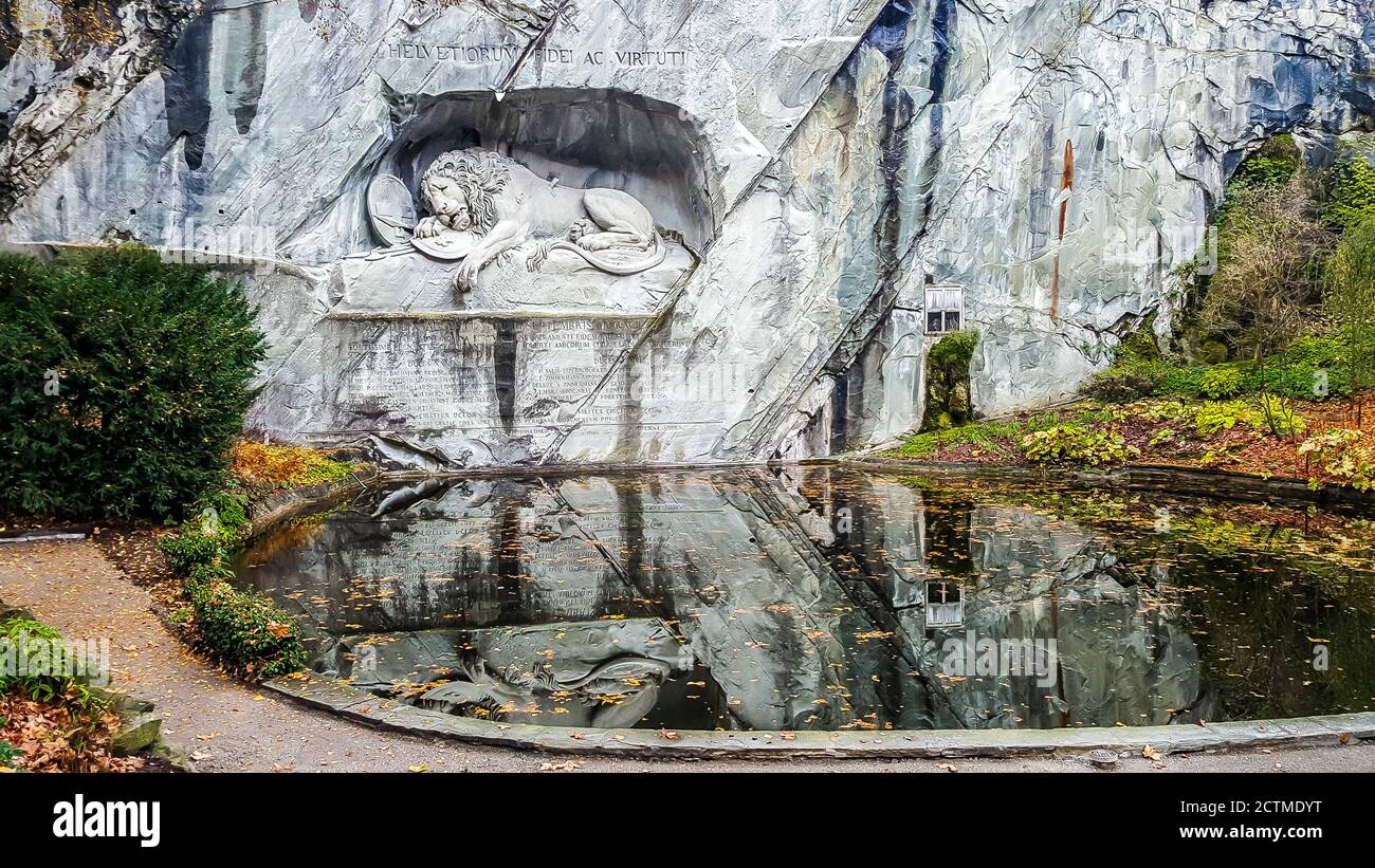 Le Lion Monument ou le Lion de Lucerne, monument aux gardes suisses qui ont été massacrés en 1792 pendant la Révolution française. Lucerne, Suisse Banque D'Images
