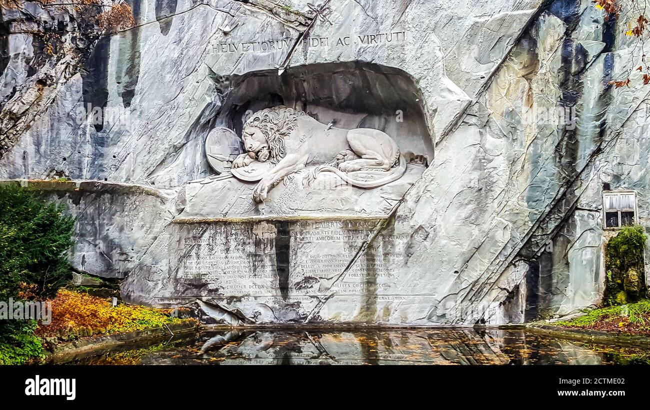Le Lion Monument ou le Lion de Lucerne, monument aux gardes suisses qui ont été massacrés en 1792 pendant la Révolution française. Lucerne, Suisse Banque D'Images