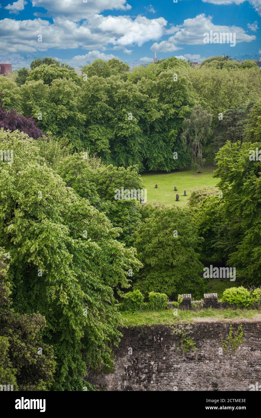 Bute Park, Gorsedd Stone Circle, vu au loin des ruines du château de Cardiff, Somerset, Angleterre. Vue de conservation de la coque Norman. Banque D'Images