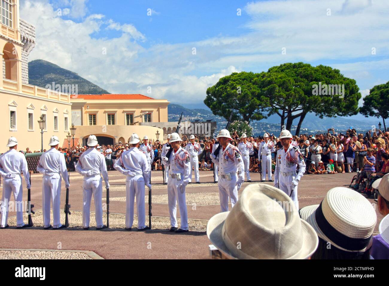 Chaque jour à midi, une cérémonie de relève de la garde a lieu sur la place du Palais, un rituel militaire solennel réalisé avec une parfaite coordination. Banque D'Images