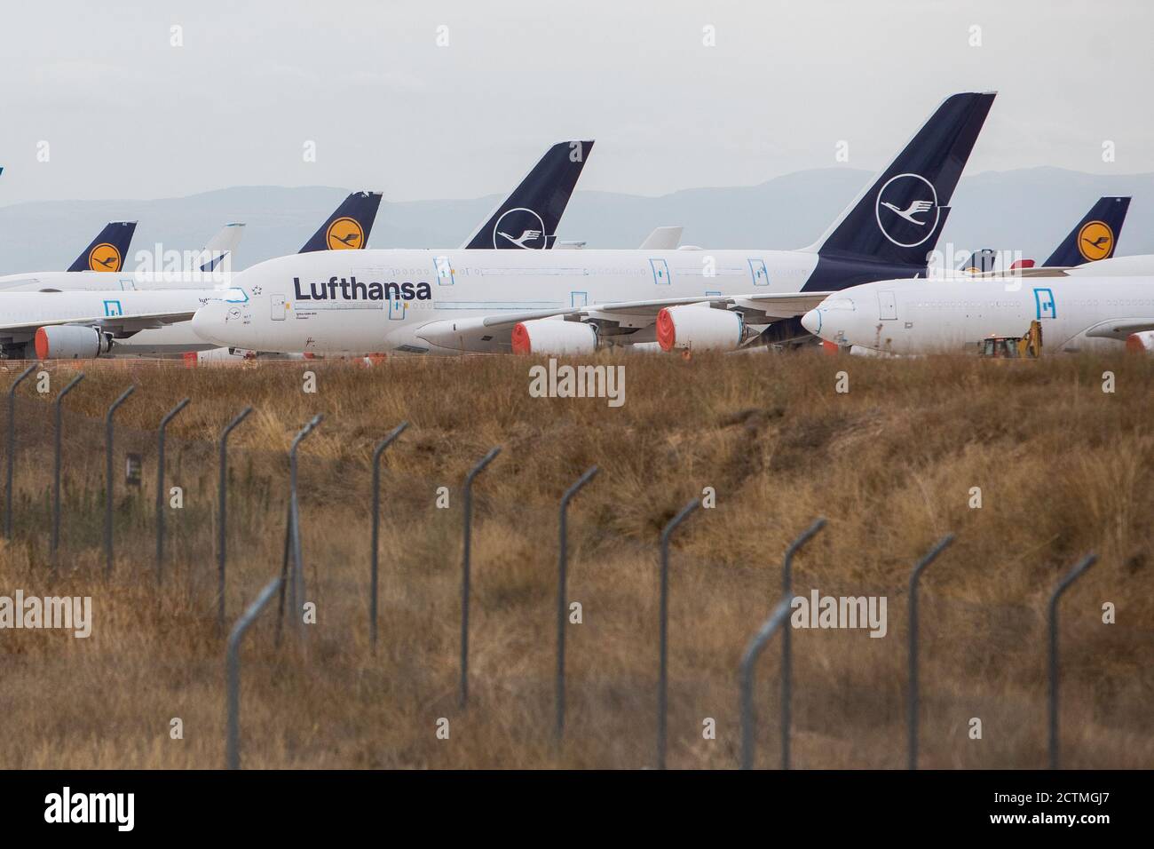 Teruel, Espagne. 23 septembre 2020. Un Airbus A380 de la compagnie aérienne Lufthansa est stationné à l'aéroport de Teruel. En raison du faible niveau de trafic intercontinental, Lufthansa a mis en service son plus gros avion A380 pendant une longue période. L'aéroport de Teruel est utilisé comme grand parking pour les avions de diverses compagnies aériennes internationales, dont le trafic aérien a chuté considérablement en raison de la pandémie de corona. Credit: Javier Escriche/dpa/Alay Live News Banque D'Images