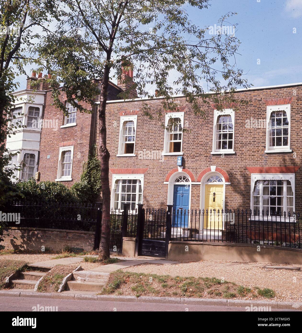 Années 1960, photo extérieure de cette époque de belles maisons géorgiennes mitoyennes à deux étages dans le village de Hampstead, au nord de Londres, en Angleterre. Ces propriétés ont été construites dans l'ère Georgienne entre 1714 et 1830 et sont maintenant très appréciées et de tri après dans un emplacement prestigieux à Londres. Banque D'Images