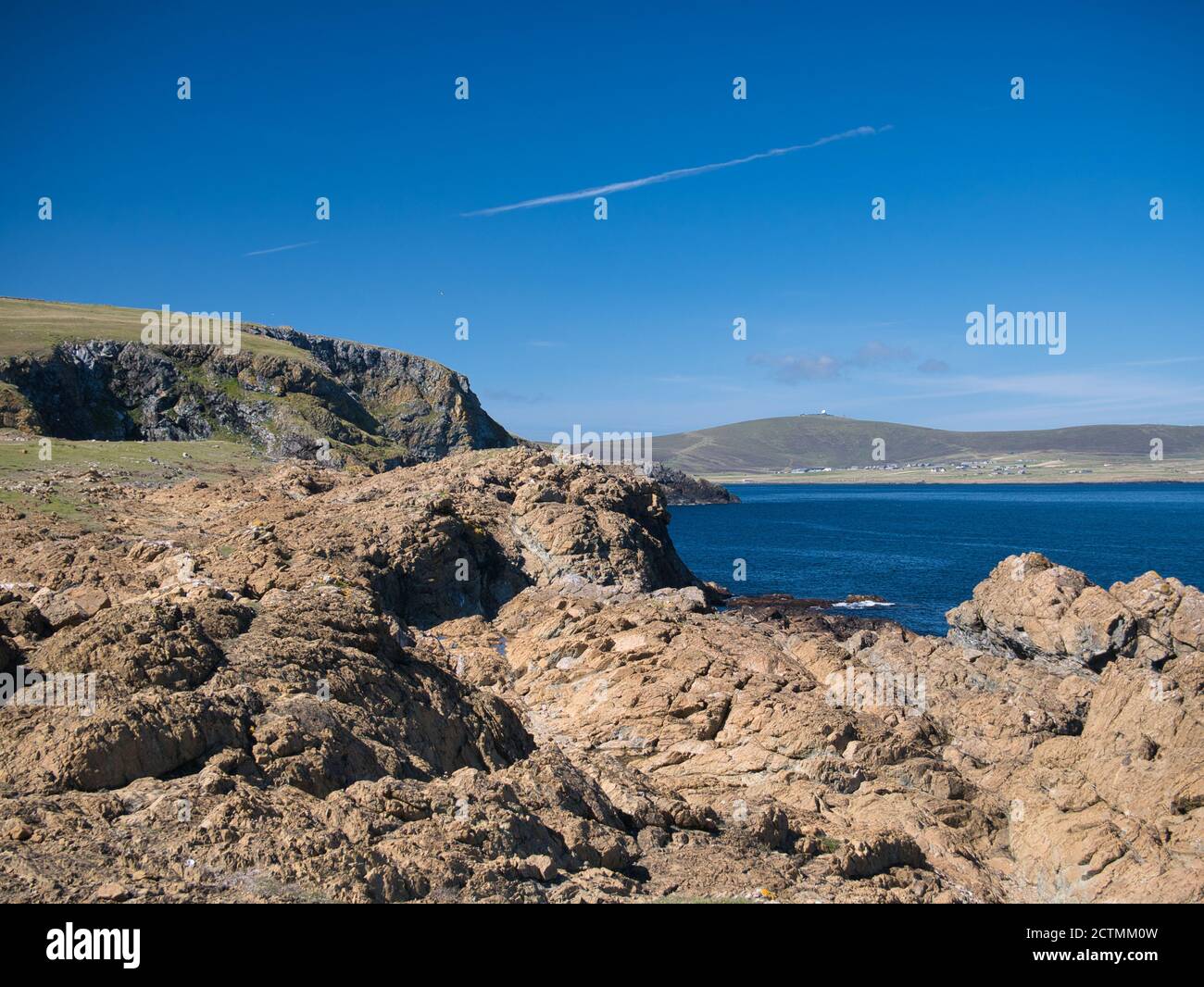 Roche côtière en serpentin à la hauteur de la réserve naturelle de Hamar près de Baltashound sur l'île d'Unst à Shetland, Royaume-Uni. Banque D'Images