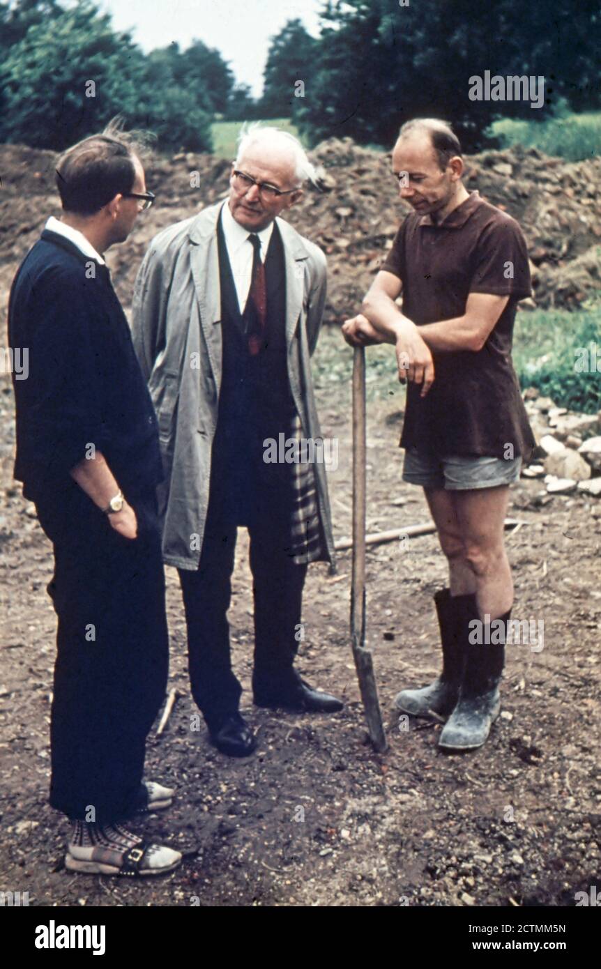 Lothar Kreyssig, le fondateur de l'Aktion Sühnezeichen, a visité le premier groupe de volontaires de l'ancien camp de concentration allemand Auschwitz-Birkenau, photo historique 1965 Banque D'Images