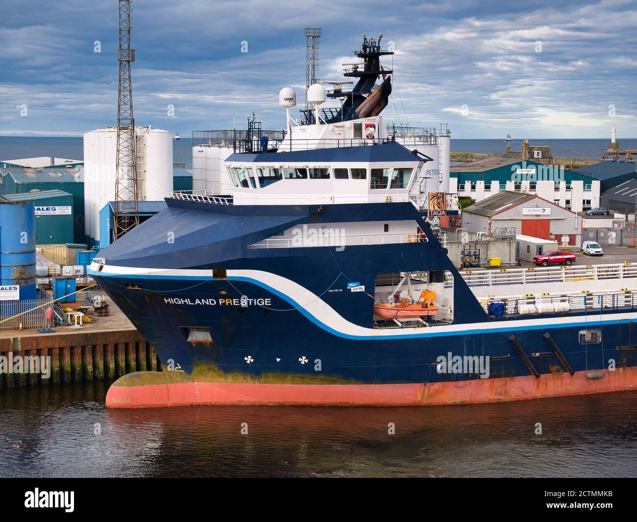 Amarré dans le port d'Aberdeen, en Écosse, le Highland Prestige, un remorqueur offshore / navire d'approvisionnement construit en 2007 et opérant dans la mer du Nord. Banque D'Images