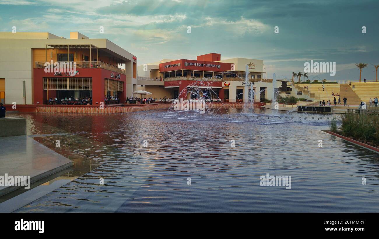 Centre commercial du Caire (Egypte) aire de restauration lumière du jour vue extérieure montrant fontaine, restaurants, cafés, gens et nuages dans le ciel en arrière-plan Banque D'Images