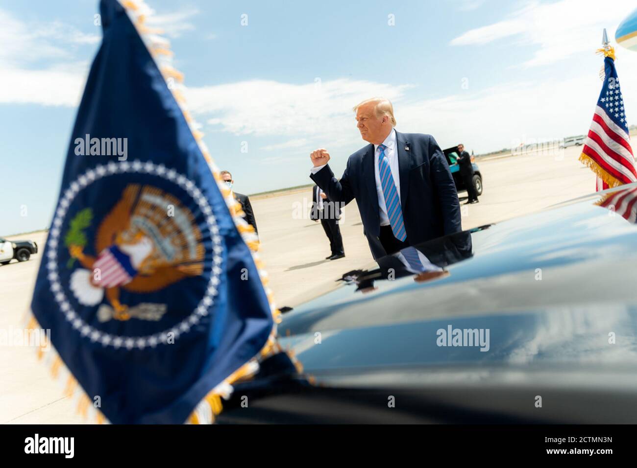 Le président Donald Trump arrive au port aérien et spatial international de Midland au Texas le 29 juillet 2020, accueilli par le gouverneur Greg Abbott, l’ancien secrétaire à l’énergie Rick Perry, le gouverneur général Dan Patrick et d’autres responsables pour une visite dans la région. Banque D'Images