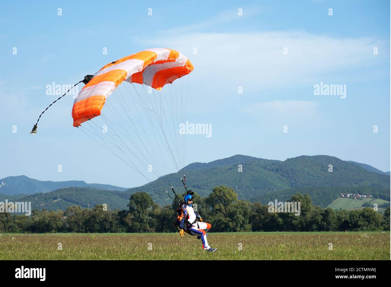 Un parachutiste qualifié au moment de l'atterrissage tir coloré à Slavnica, Slovaquie, le 19 septembre 2020. Banque D'Images