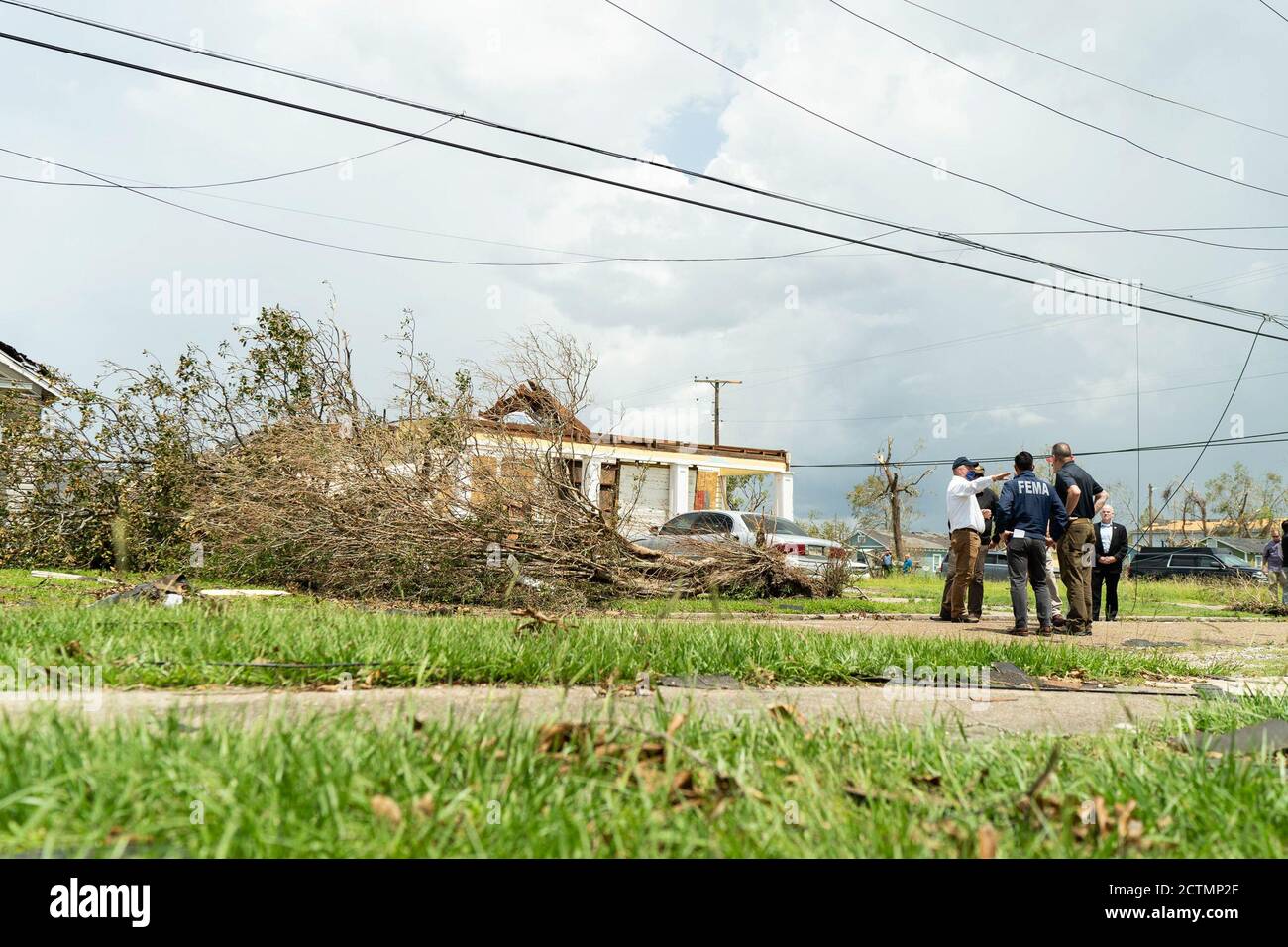 Le président Trump en Louisiane. Le président Donald J. Trump visite un quartier le samedi 29 août 2020, à Lake Charles, en Louisiane, pour voir les dommages causés par l'ouragan Laura. Banque D'Images