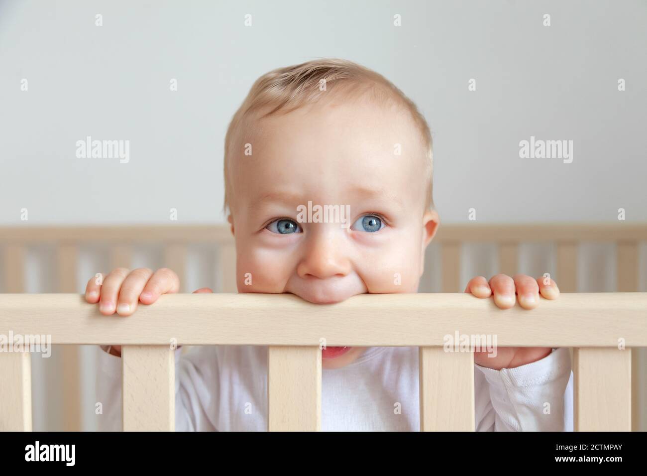 Tete De Lit En Bois Pour Bebe Mignon Et Mignon Blond Photo Stock Alamy
