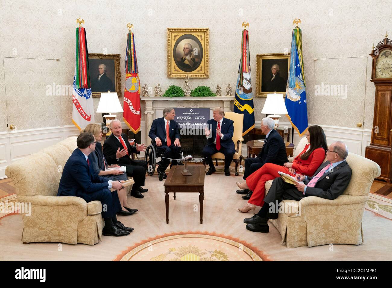 Le 7 mai 2020, le président Donald J. Trump, le vice-président Mike Pence et les membres du groupe de travail sur le coronavirus de la Maison Blanche ont rencontré le gouverneur du Texas Greg Abbott dans le bureau ovale pour discuter de la réponse de l'État au COVID-19. Banque D'Images