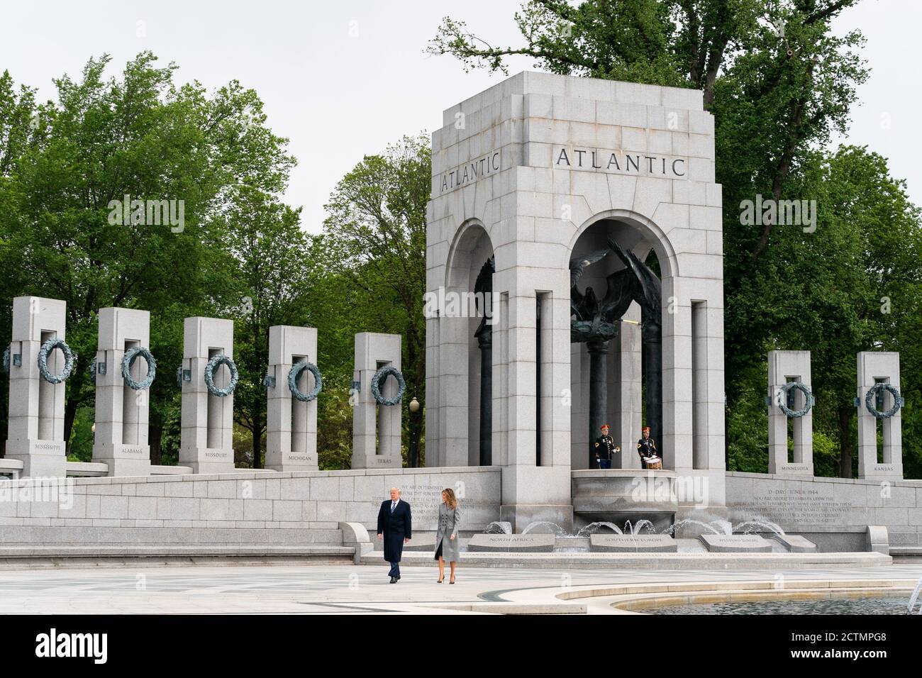 Le 75e anniversaire de la victoire en Europe. Le président Donald J. Trump et la première dame Melania Trump visitent le monument commémoratif de la Seconde Guerre mondiale à Washington, D.C., le vendredi 8 mai 2020, en l'honneur du 75e anniversaire de la victoire lors de la Journée de l'Europe. Banque D'Images