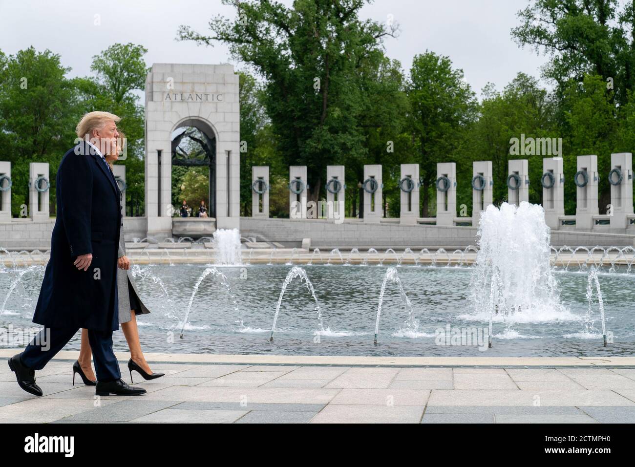 Le 75e anniversaire de la victoire en Europe. Le président Donald J. Trump et la première dame Melania Trump visitent le monument commémoratif de la Seconde Guerre mondiale à Washington, D.C., le vendredi 8 mai 2020, en l'honneur du 75e anniversaire de la victoire lors de la Journée de l'Europe. Banque D'Images