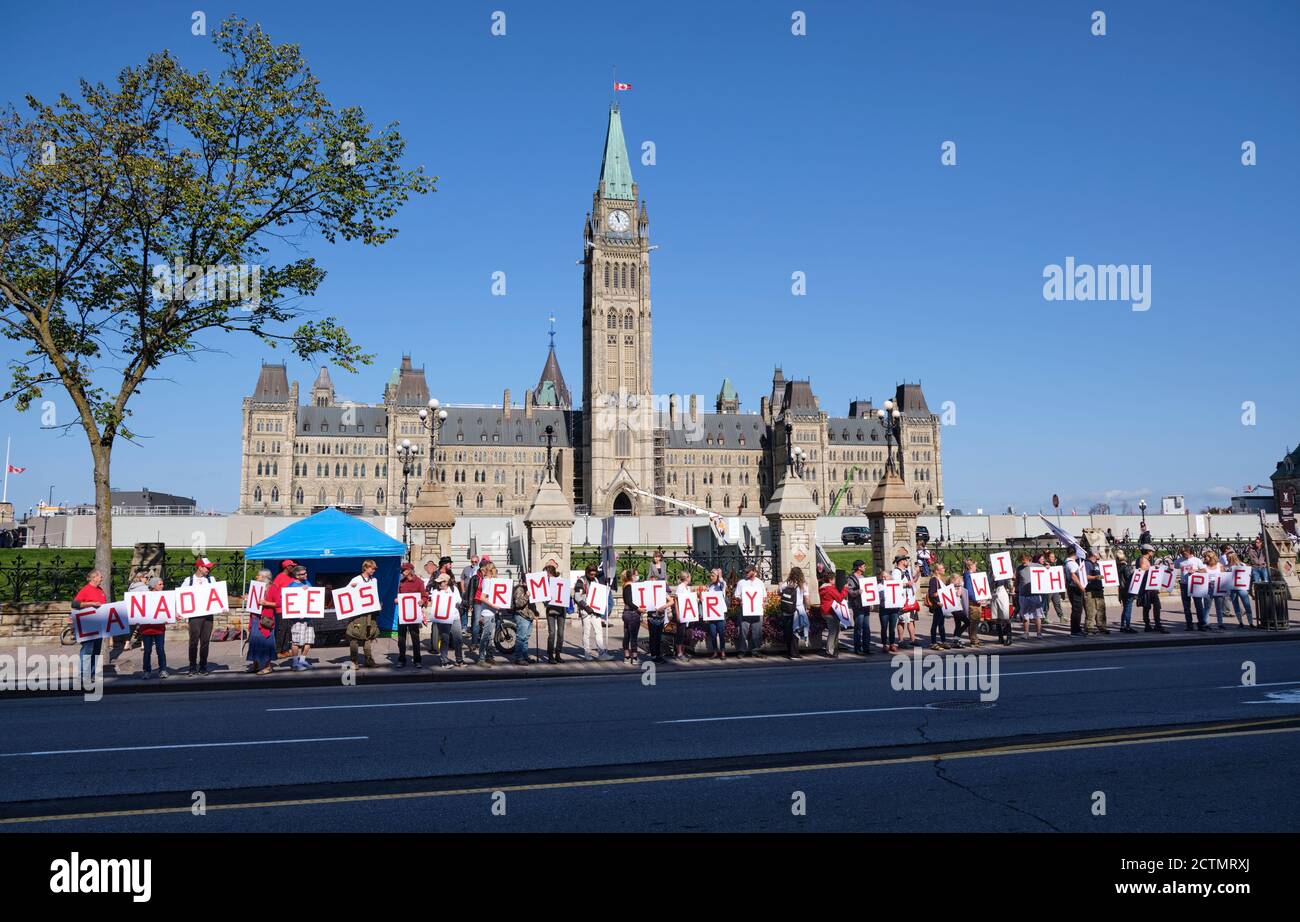 Ottawa, Canada. 23 septembre 2020. Les manifestants devant le Parlement avec des lettres individuelles épelant un message demandant une intervention militaire en C Banque D'Images