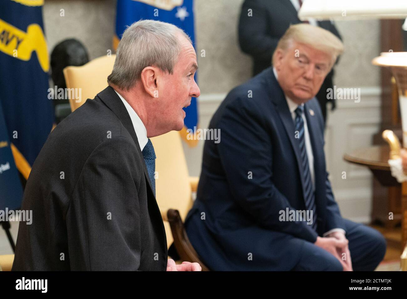 Le président Trump rencontre le gouverneur du New Jersey. Le président Donald J. Trump rencontre le New Jersey Gov. Phil Murphy le jeudi 30 avril 2020, dans le Bureau ovale de la Maison Blanche. Banque D'Images